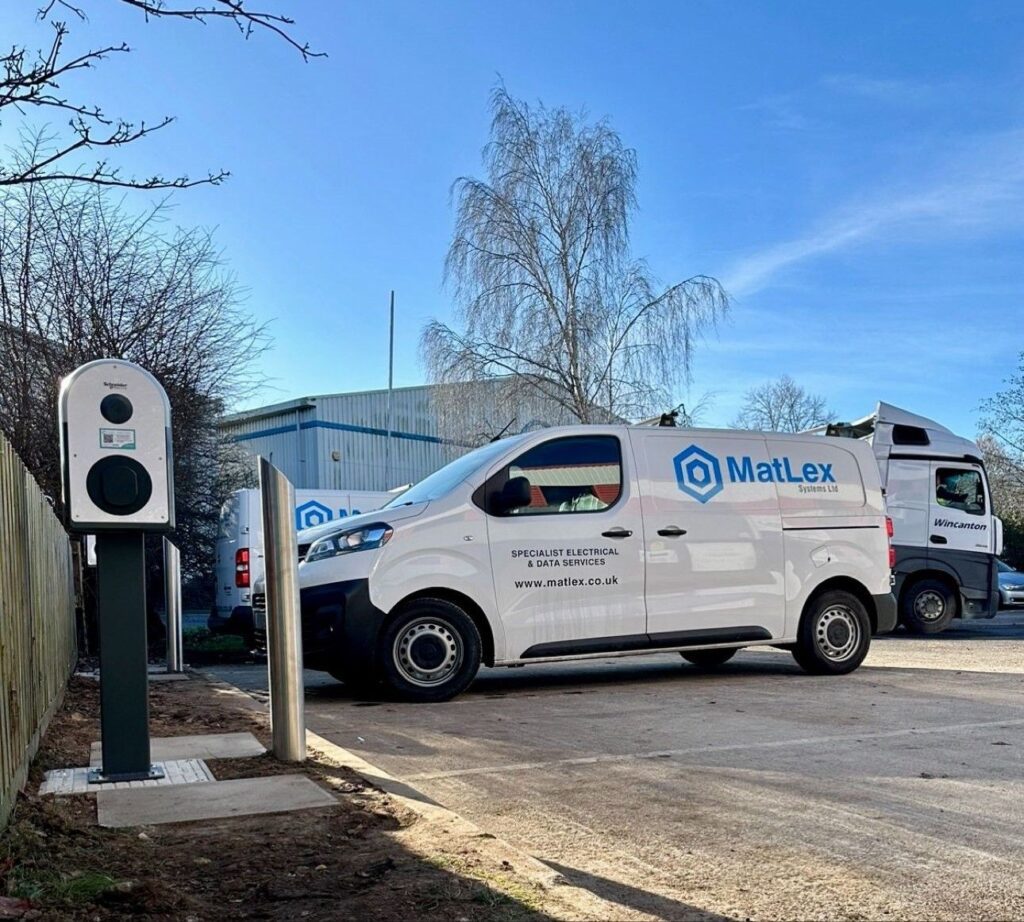 Chargeur de véhicule électrique entièrement installé sur EV Block - Galerie