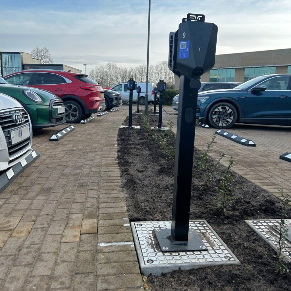 Chargeur de véhicule électrique entièrement installé sur EV Block - Galerie