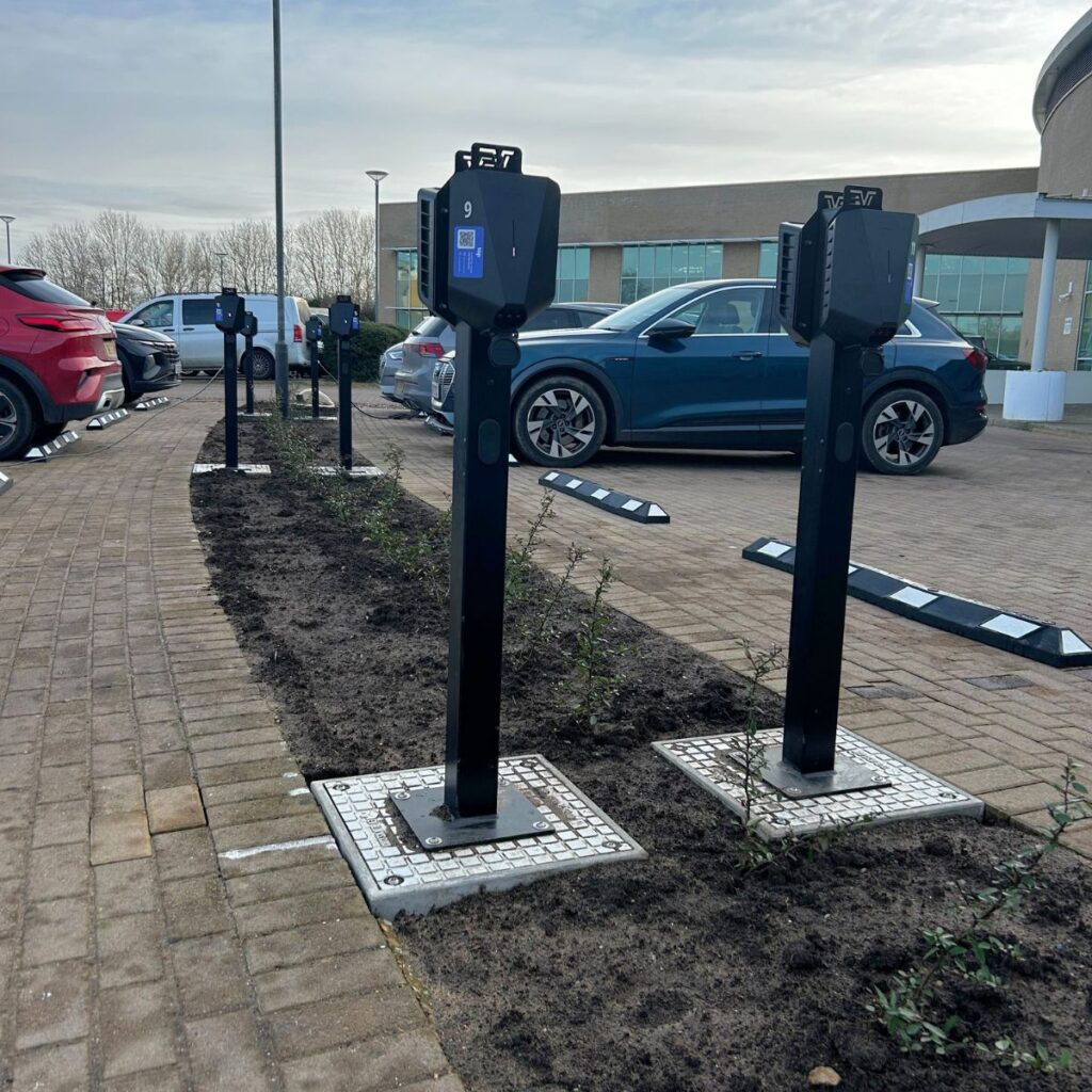 Chargeur de véhicule électrique entièrement installé sur EV Block - Galerie