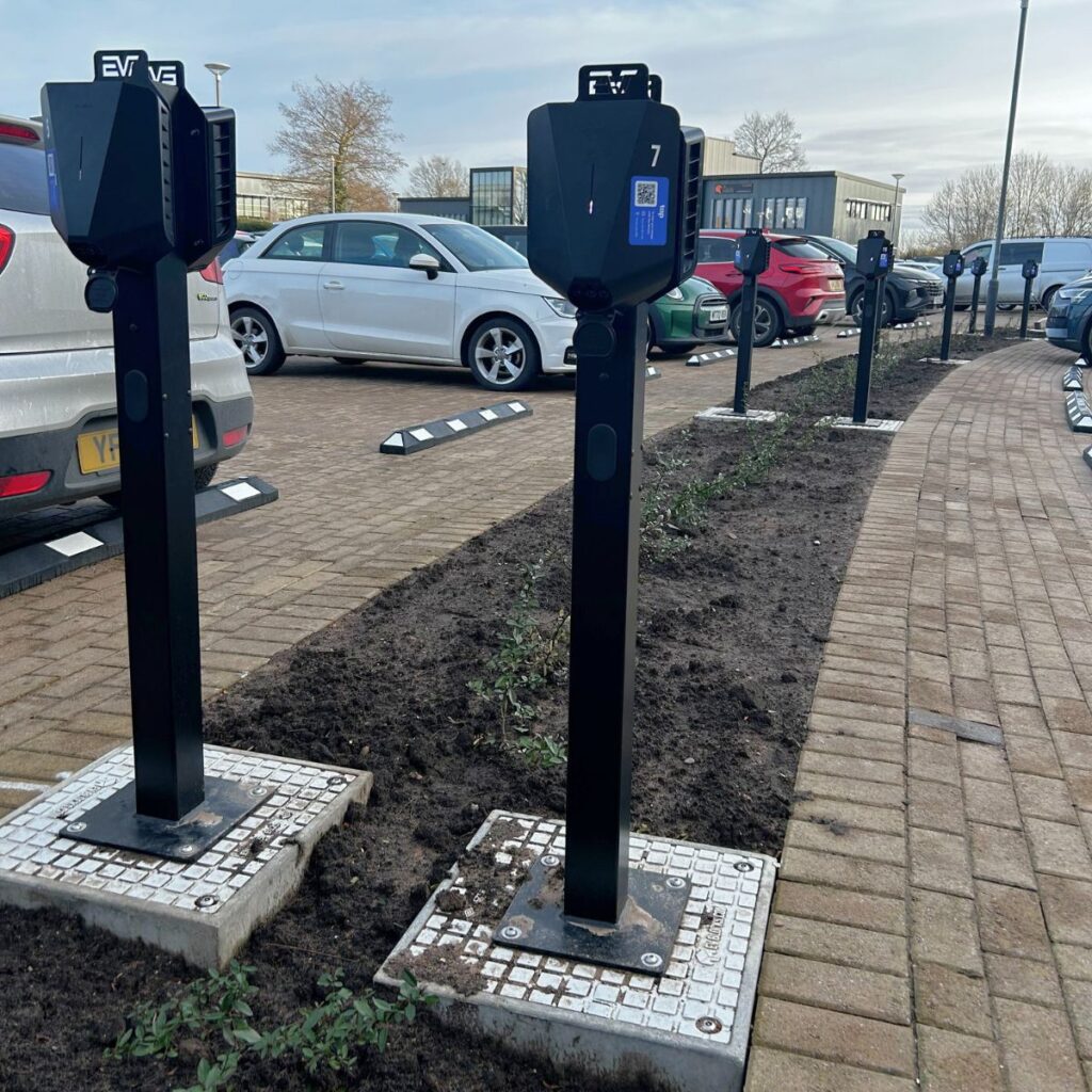 Chargeur de véhicule électrique entièrement installé sur EV Block - Galerie