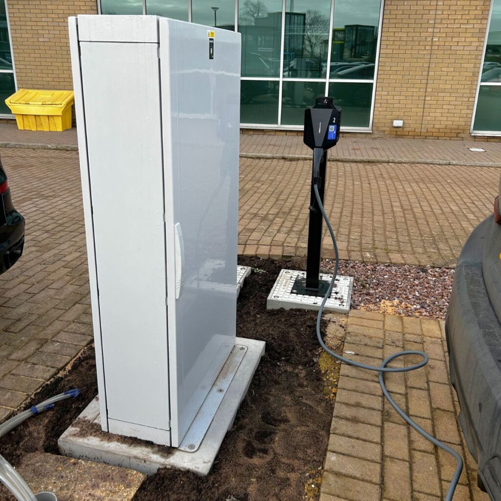 Chargeur de véhicule électrique entièrement installé sur EV Block - Galerie