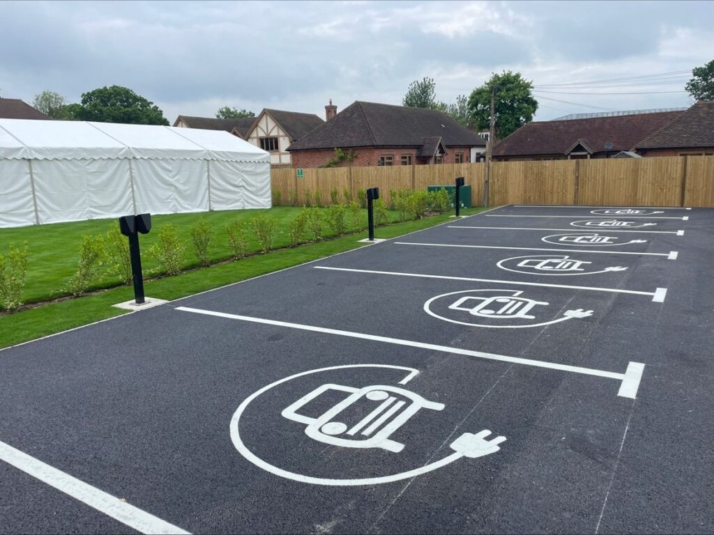 Chargeur de véhicule électrique entièrement installé sur EV Blocks - Galerie